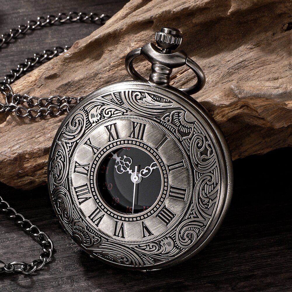 Vintage Collectible Glass - นาฬิกาพกสไตล์วินเทจสีดำปืน ตัวเรือนแกะสลักลายเลขโรมัน ระบบควอตซ์ พร้อมสายโซ่ นาฬิกาจี้สไตล์เรโทรสำหรับผู้ชาย ของสะสม