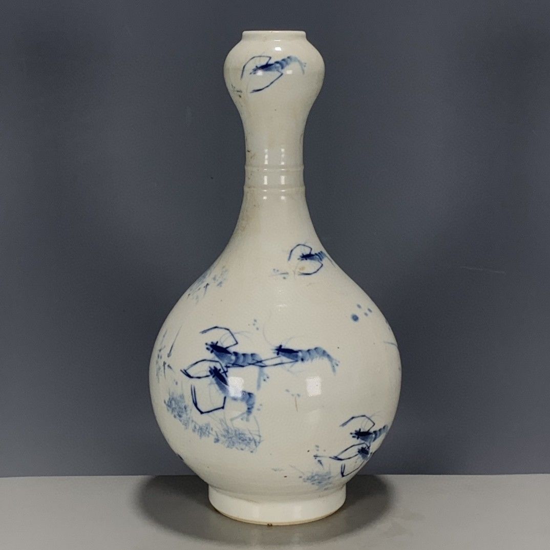 Vintage Collectible Pottery - แจกันลายหัวกระเทียมสีน้ำเงินขาวเคลือบใต้ผิวแบบฮงเซียน วาดลายกุ้งด้วยมือ ของตกแต่งเซรามิกวินเทจสำหรับนักสะสม
